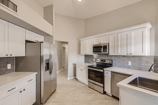 Foto del edificio - 7366 W Greer Avenue