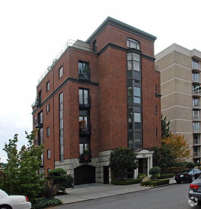 Building Photo - 105 W Highlind Dr