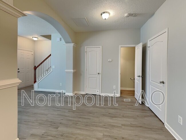 Building Photo - 8633 Thomas Ln