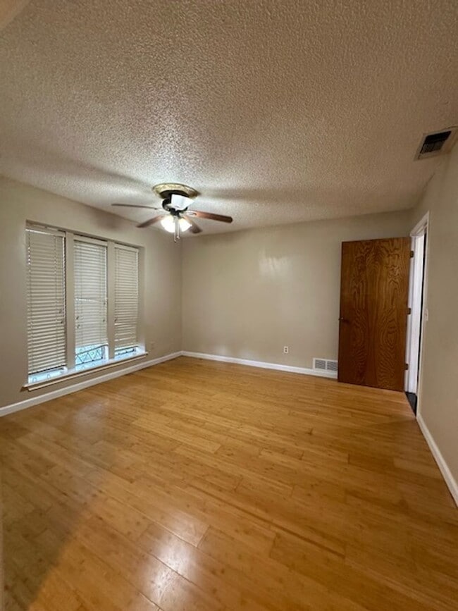 Building Photo - Family home in Huntington Subdivision in P...