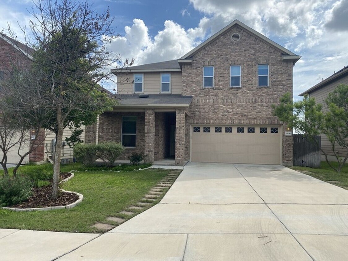 Primary Photo - Beautiful Two Story Home In Live Oak!