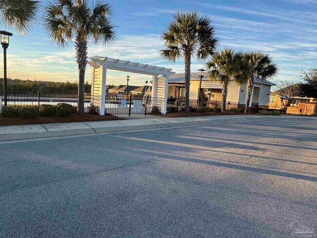 Foto del edificio - 7879 Burnside Lp