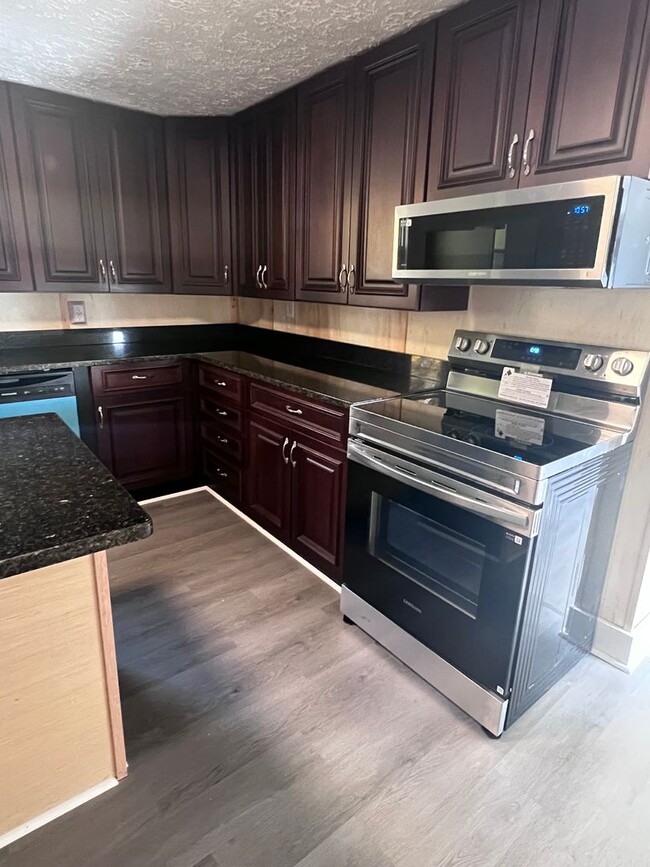 Building Photo - Charming Two-Story Home for Rent in North Hampton!