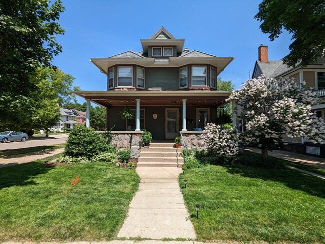 Foto del edificio - 437 Pleasant St SE