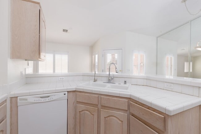 Foto del edificio - 3-bedroom 2-bathroom town house with a double car garage, freshly painted and new carpet.