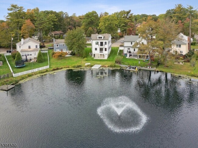 Foto del edificio - 15 Lake Rd