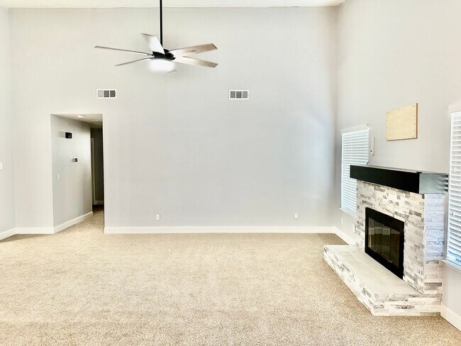 Foto del edificio - Fully Remodeled 3/2 in Northwest Fresno