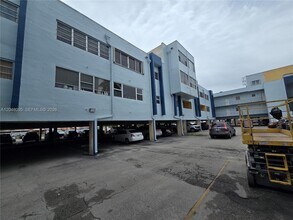 Building Photo - 1555 W 44th Pl