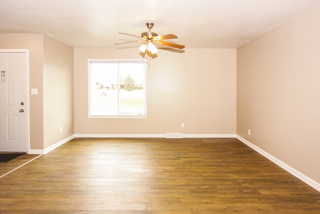 Building Photo - 3 Bedroom Duplex in Greenwood