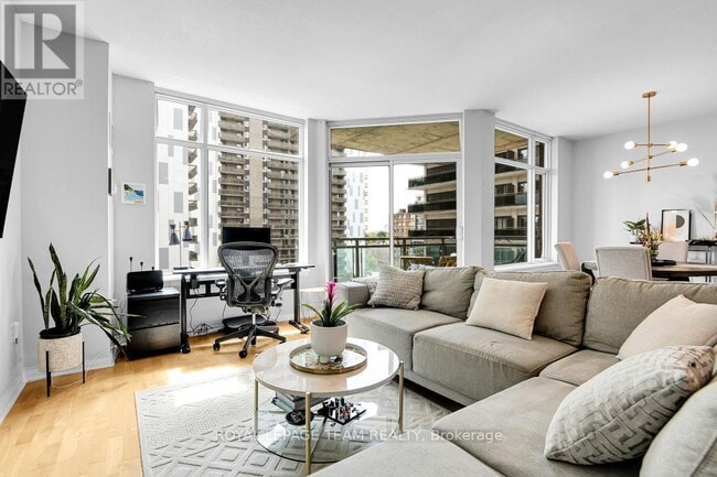 Building Photo - 570-570 Laurier Ave W