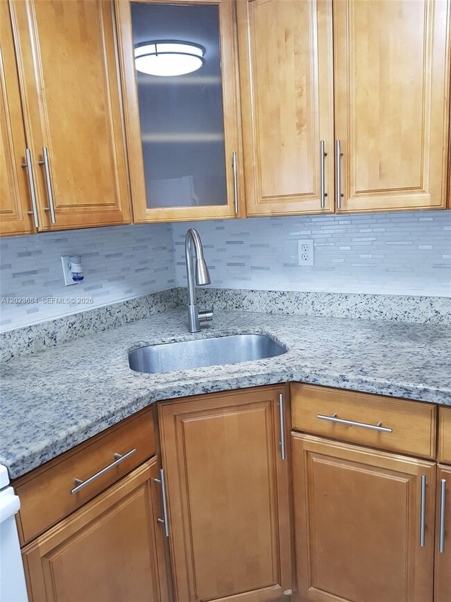 Foto del edificio - 606 W 81st St