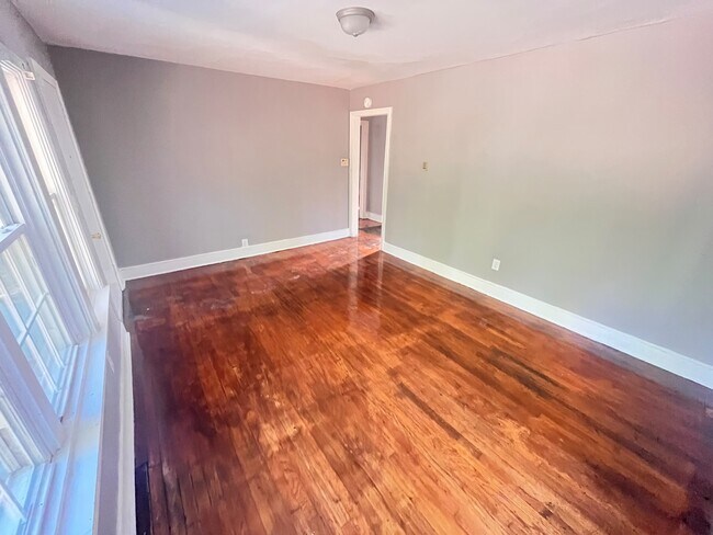Building Photo - 4902 Linden St