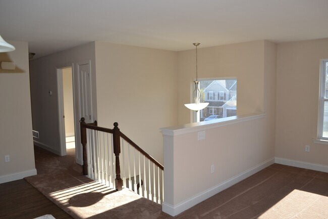 Foto del edificio - Beautiful Bi-level  Home w/ 2 car Garage and Central AC. One Pet OK!