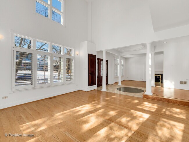 Building Photo - 531 N Vine St