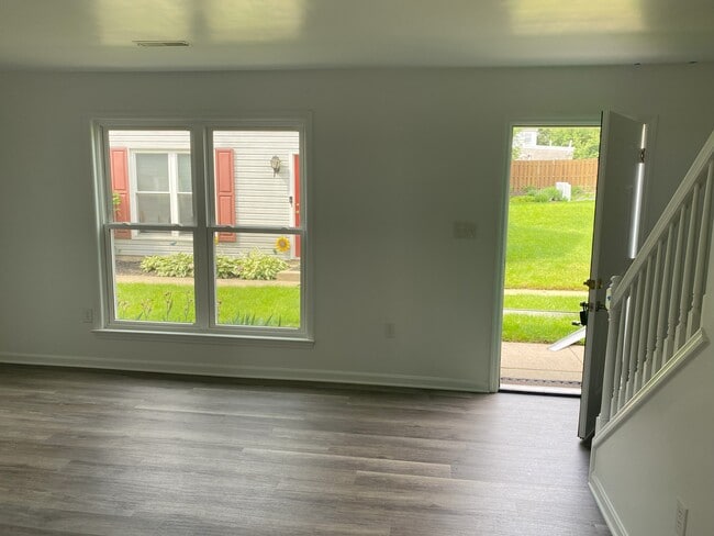 puerta/ventana principal - 741D Union St