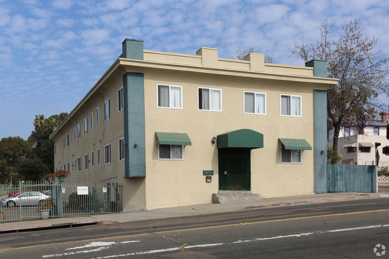 Primary Photo - Villa De Oro Apartments