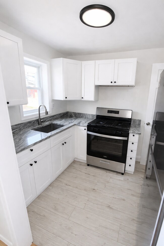 Foto del edificio - Renovated Home with Modern Kitchen, Basement & Natural Light