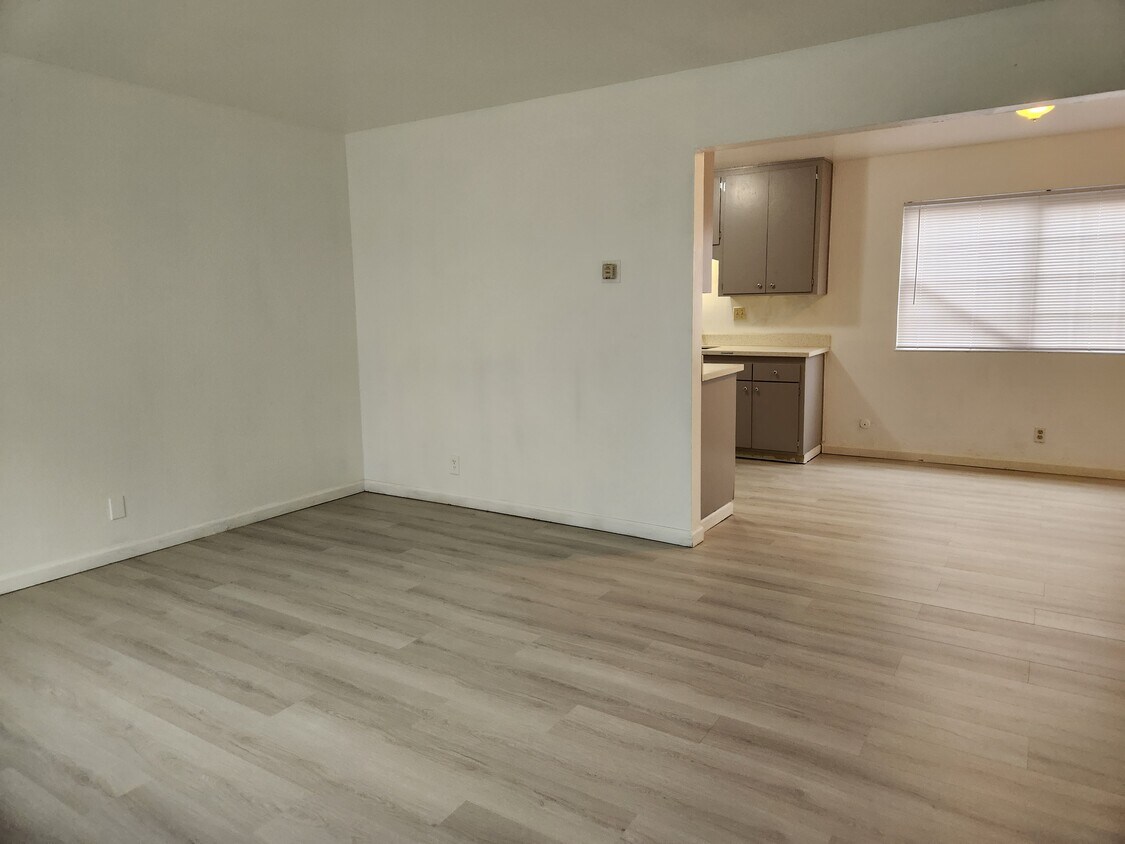 Living Room - 9220 Bancroft Ave