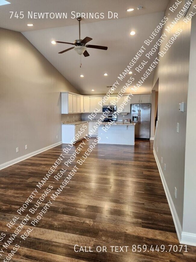 Foto del edificio - Spacious 3 bedroom 2.5 Bath Townhouse just...