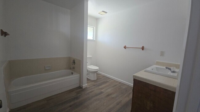 Building Photo - 3 BR 2 BA