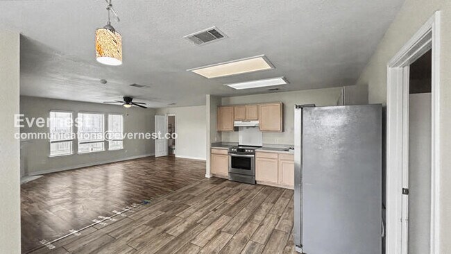 Building Photo - 386 Siebert Dr