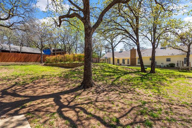 Building Photo - 2131 Meadowview Dr