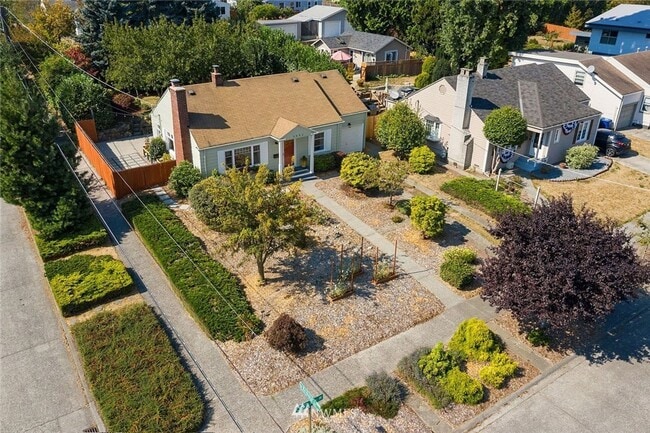Building Photo - Beautiful 3 Bedroom House on Quite Magnoli...