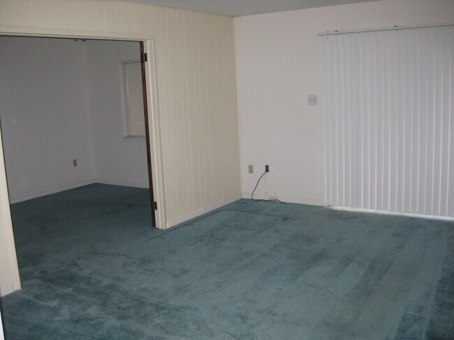 Building Photo - 2040 Golf Course Dr