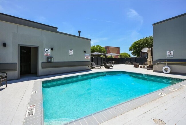 Building Photo - 935 La Posada Dr