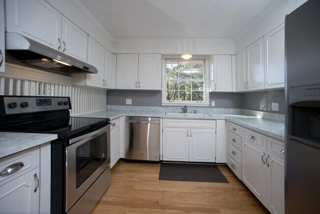 Foto del edificio - Beautiful Three Bedroom Home! AVAILABLE 8/...