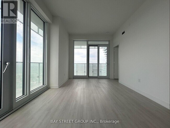 Photo du bâtiment - 3883-3883 Quartz Rd