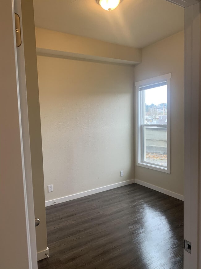 Building Photo - 204 4th Ave W