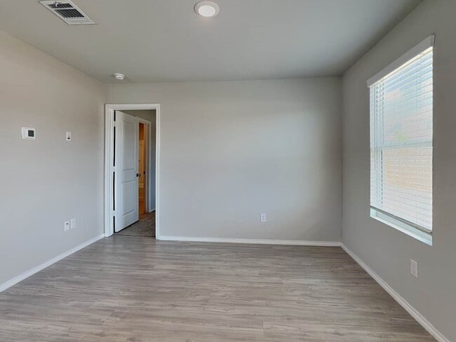 Building Photo - 3342 Kornberg Dr