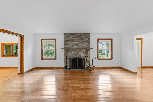 Photo - 190 E Rocks Rd House