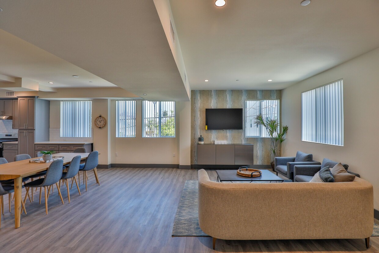 Foto principal - 1155 W 36th Pl