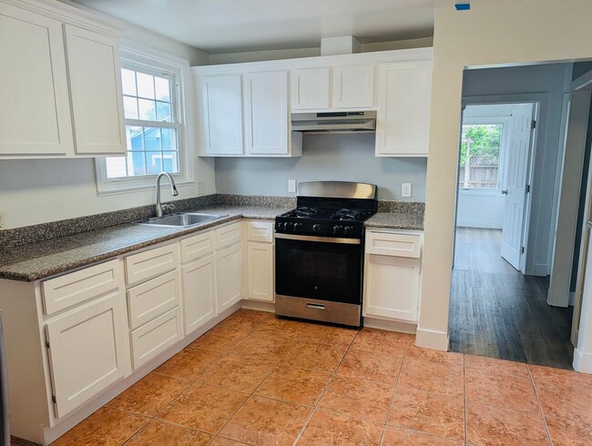 Foto del edificio - Beautifully Remodeled 3BR/1BA Home in Prime San Pablo Location