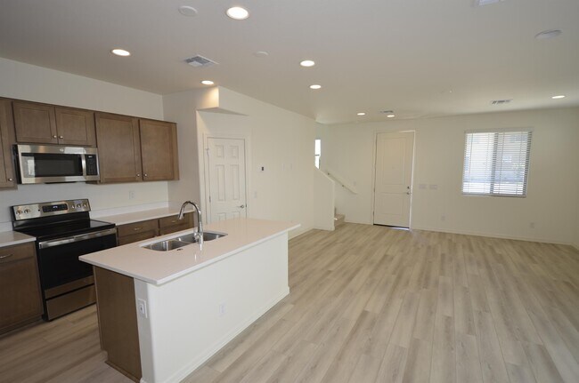 Building Photo - 1306 E Sparrow Dr