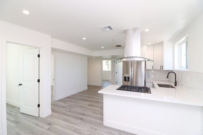 Building Photo - 1622 W 36th Plz