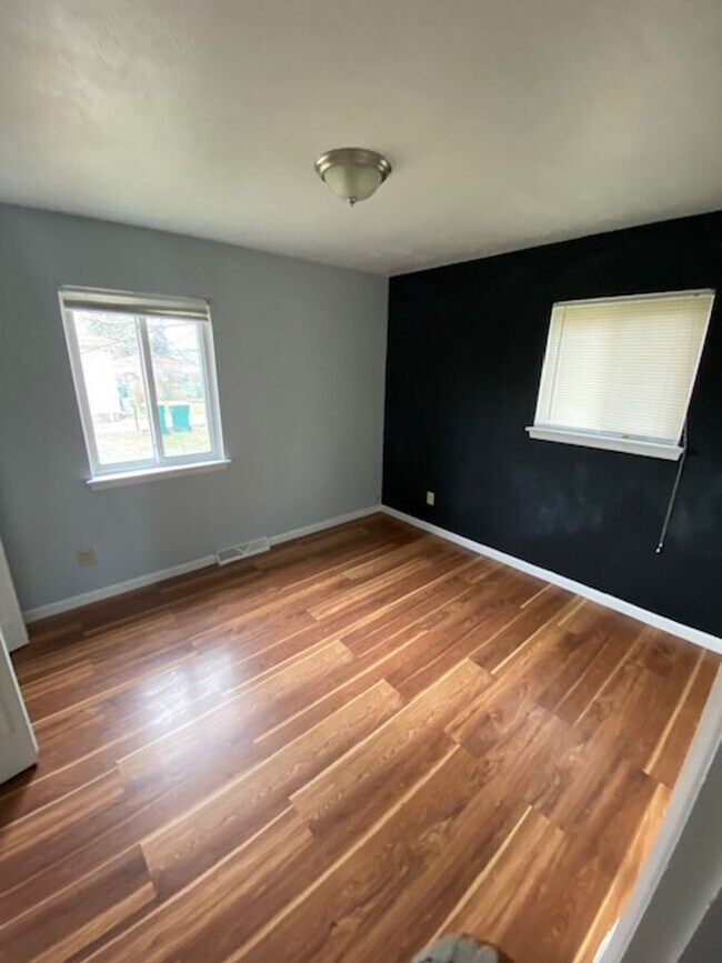 Building Photo - 3 Bedroom, 1 Ba Ranch
