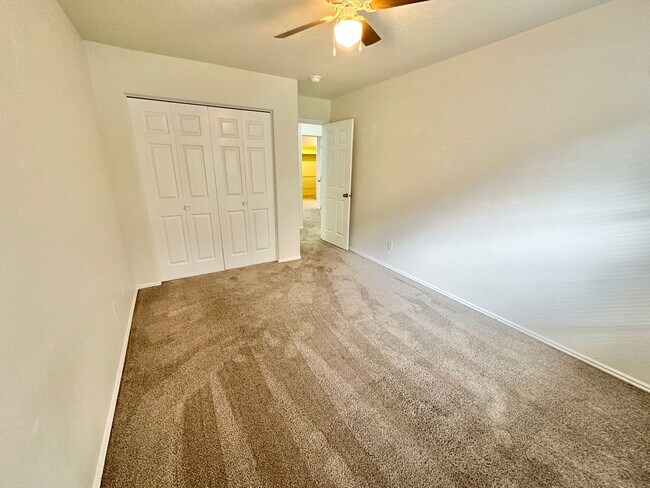 Foto del edificio - 4 bedrooms plus 2 additional areas. Price Reduced!!