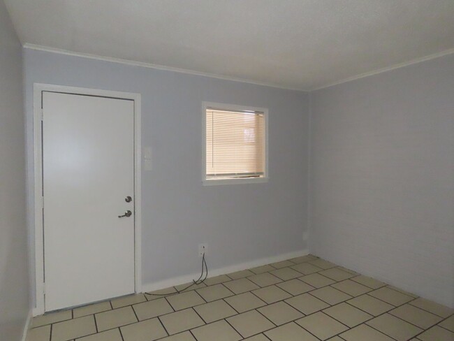 Foto del edificio - Cozy Two Bedroom One Bathroom Corner Apart...