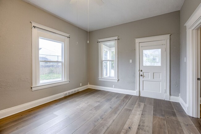 Foto del edificio - Benson 3 Bedroom With Detached 2 Car Garage!!