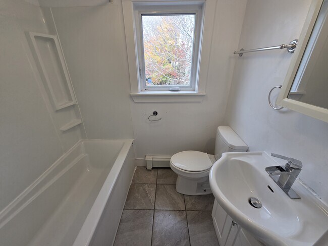 Photo du bâtiment - 85 Evans Ave