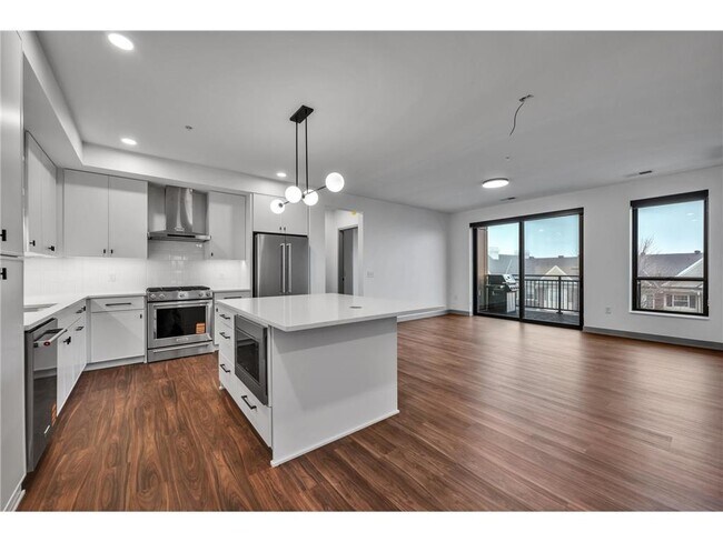 Building Photo - 640 Wisconsin Ave N