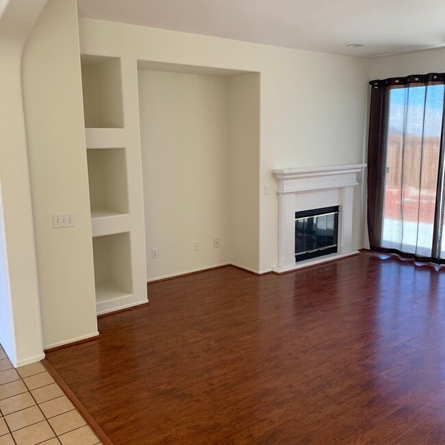Building Photo - 4 BEDROOM VICTORVILLE HOME