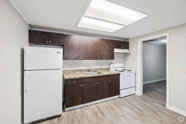 1BR, 1BA - 576SF - Kitchen - Centre Lake