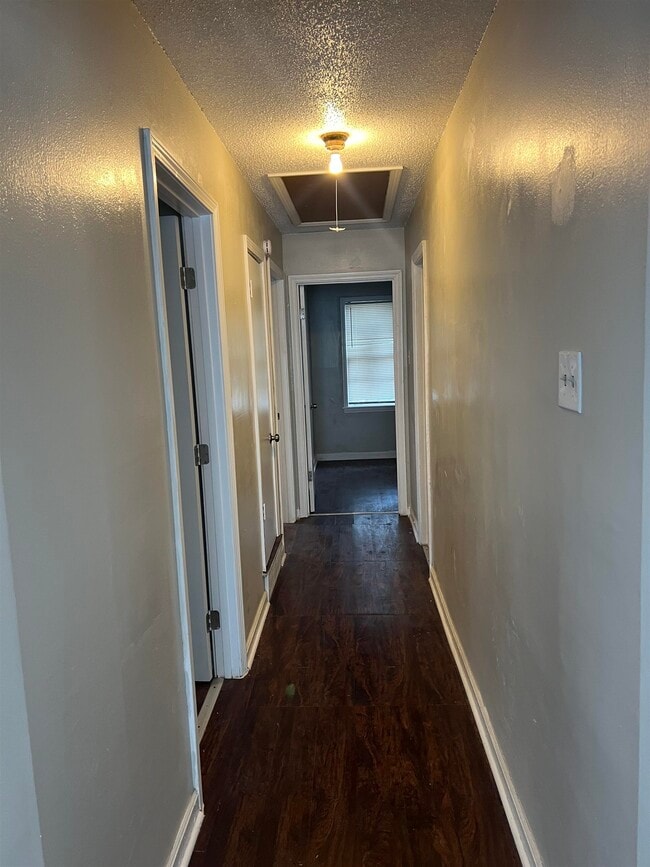 Building Photo - 318 Red Oak St