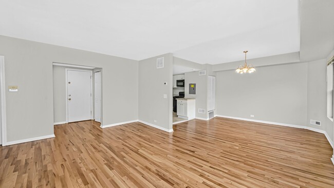 Building Photo - BEAUTIFUL 2BED/1BATH APARTMENT IN KENWOOD