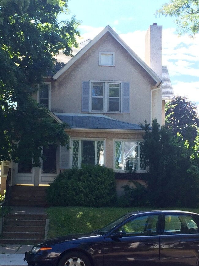 3 bedroom upper duplex - 1320 Jefferson St NE