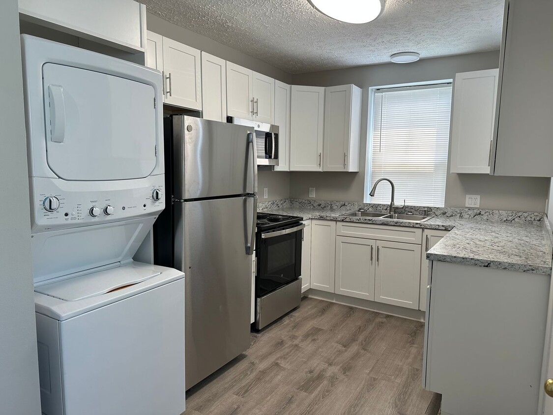 Foto principal - Adorable 2 bedroom, 1 1/2 bath duplex with...